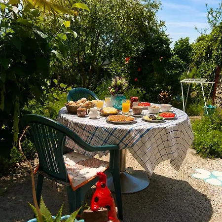 Rozafa -cozy & Traditional בית הארחה