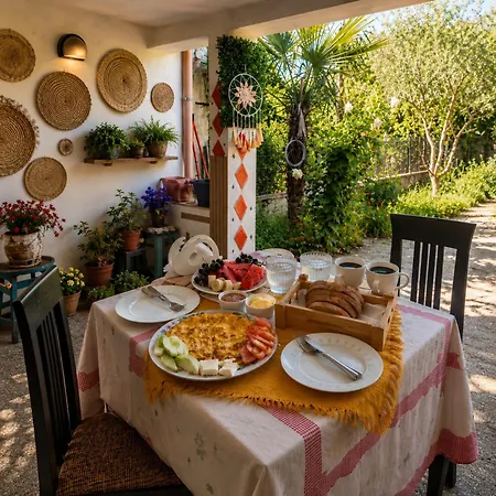 בית הארחה Rozafa -cozy & Traditional
