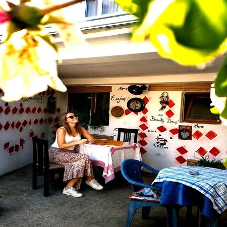 Rozafa -cozy & Traditional בית הארחה 3*